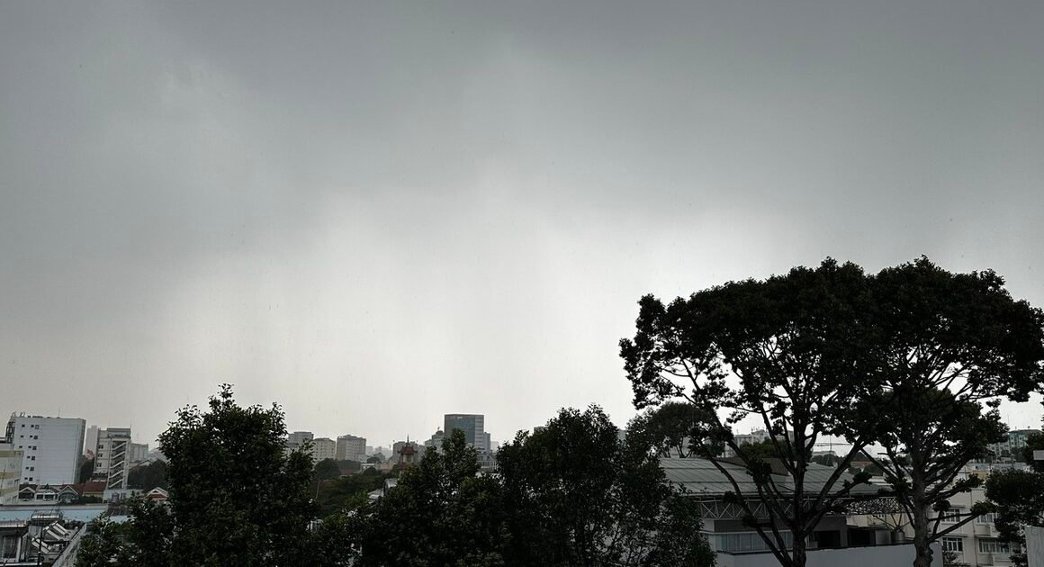 AI NGOẠN NGHỊNH, TRUNG TÂM TP.HCM BỊ MƯA VÀNG “GIAO ĐẾN” GIẢI NHIỆT CHIỀU NAY!