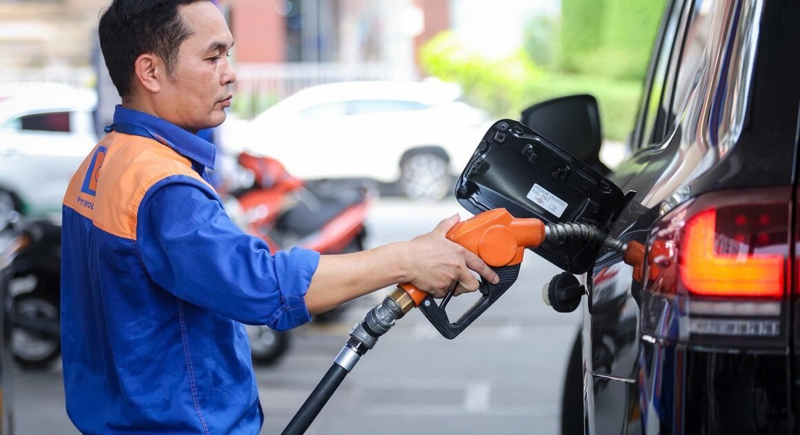 GIÁ DẦU THÔ GIA TĂNG ĐỘT NGỘT HƠN 9% GIẢI THÍCH VÌ SAO IRAN LIỆT KÊM THÊM ĐÓNG CỬA EO BIỂN HORMUZ, GÂY LO NGẠI CHO THỊ TRƯỜNG NƯỚC & THẾ GIỚI