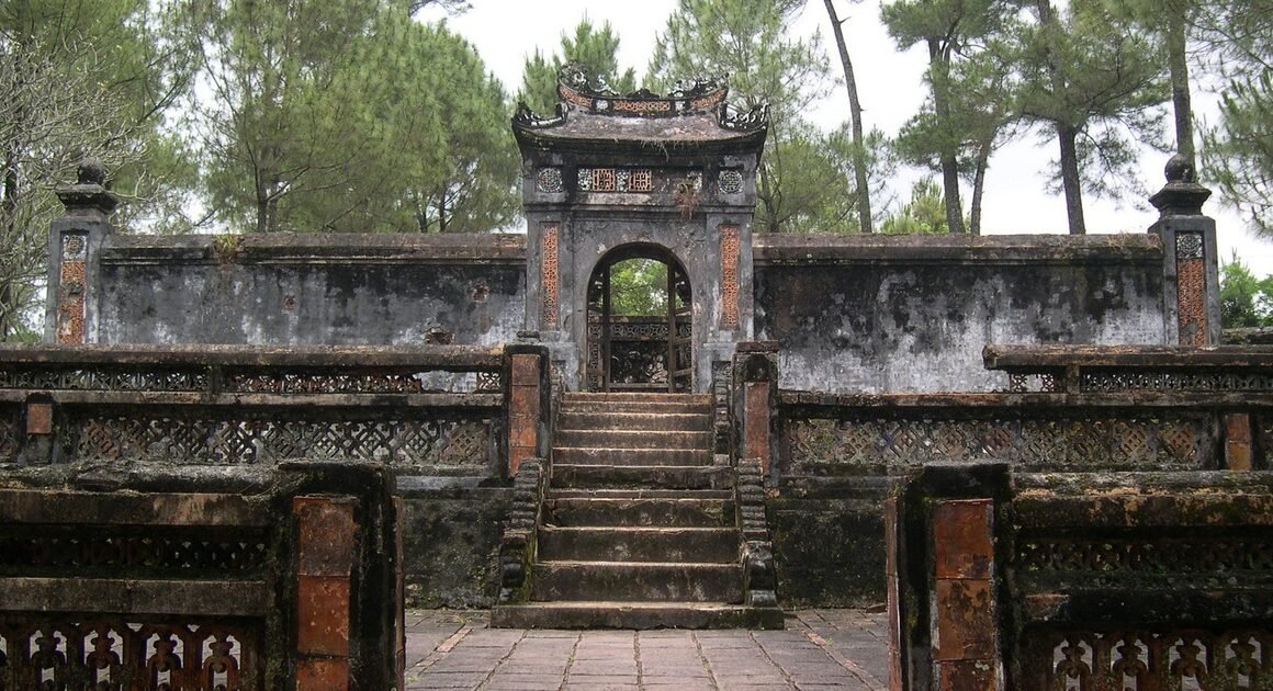 BÍ ẨN VỀ VUA KIẾN PHÚC: CHIẾC CHÌA KHÓA ĐẨY LÊN TRÁI TIM VUA NHẬT VỊ MỚI MỒI 2 TUỔI!