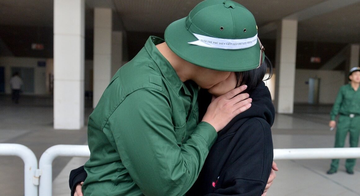 NGƯỜI YÊU NHẮN GỬI TỪ ĐỊA ĐIỂM GIAO NHẬN QUÂN: LỜI NGỎ ĐẦU CỦA NỮ SINH CẢM ĐỘNG, ĐÓN CHỜ BẠN TRAI TRƯỞNG THÀNH VÀ BẢO VỆ TỔ QUỐC