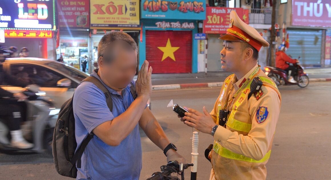 CHỈ TRONG VÀI GIỜ, HÀ NỘI XỬ LÝ GẦN 1 TỶ ĐỒNG VI PHẠM NỒNG ĐỘ CỒN, 151 PHƯƠNG TIỆN BỊ XỬ PHẠT!