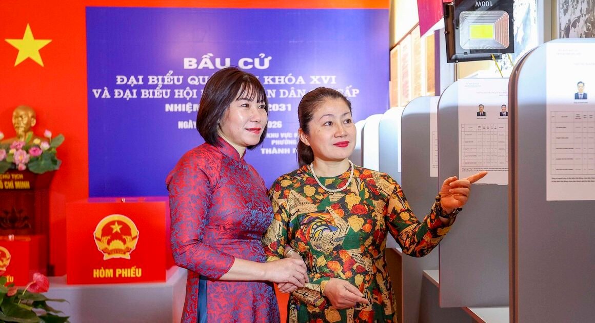 CÁC ĐIỂM BẦU CỬ ĐẶC BIỆT TẠI HÀ NỘI GÂY NGUỒN HỨNG VỚI SỰ KIỆN LỊCH SỬ Đang ĐẾN GẦN