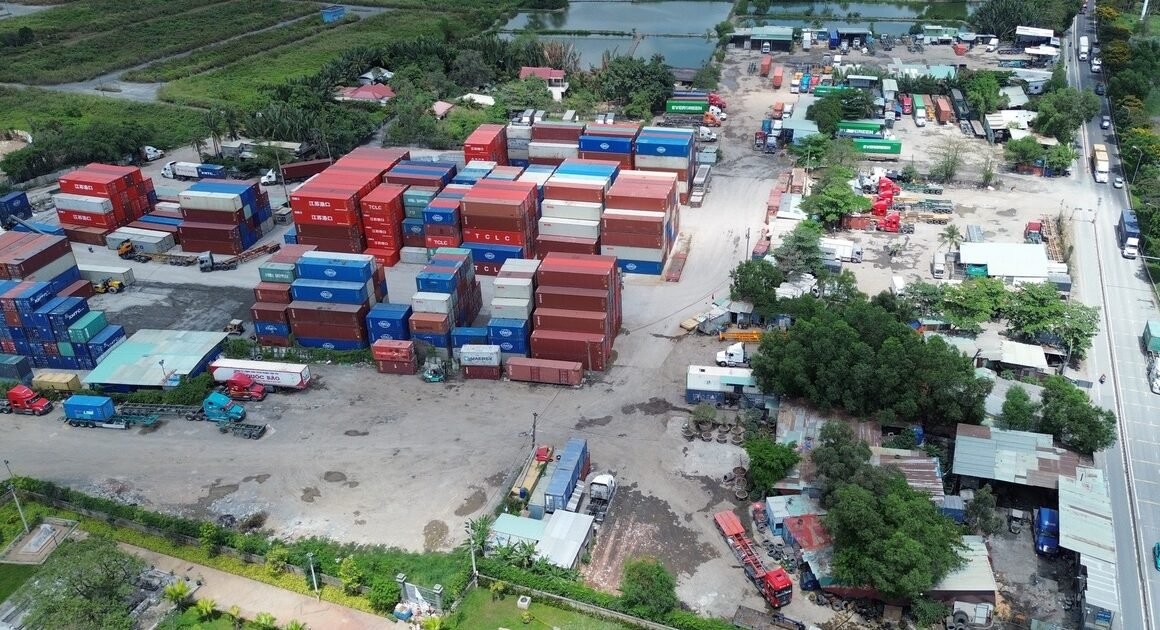 BÍ ẨN CHẤT ĐÓNG TRÁI PHÉP TRÊN ĐẤT NÔNG NGHIỆP DỌC THEO ĐƯỜNG VÕ CHÍ CÔNG TẠI TP.HCM!