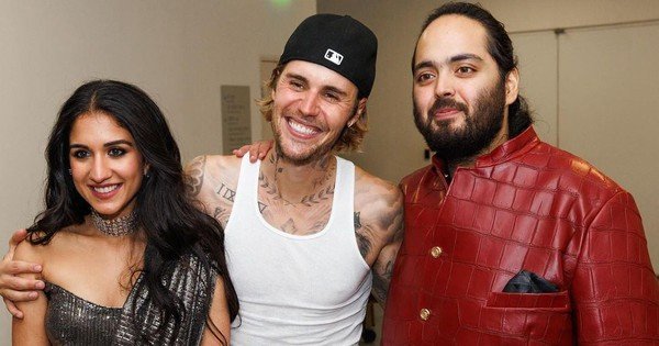 NAM CA SĨ NÀY CHỈ CẦN MỘT BUỔI BIỂU DIỄN ĐỂ ” KIẾM GẦN” TRĂM TRIỆU ĐỒNG!