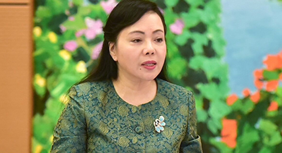 TẠI SAO CHỈ HAI CỰU CÁN BỘ NHẬN HỐI LỘ BỊ TRUY CỨU TỘI, CỰU BỘ TRƯỞNG NGUYỄN THỊ KIM TIẾN THÌ KHÔNG?