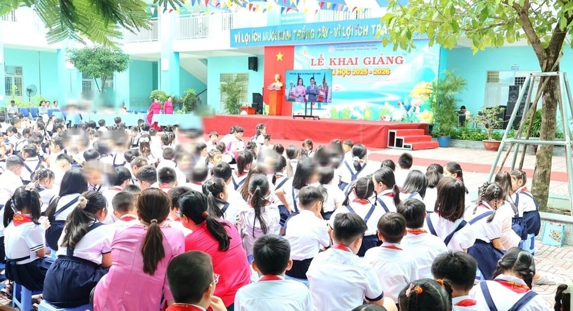 TRƯỜNG HỌC LÊN TIẾNG VỀ VIỆC DIỄN XIẾC TRONG GIỜ HỌC, HỌC SINH PHẢI TRẢ PHÍ 60.000 ĐỒNG, AI KHÔNG THAM GIA SẼ BỊ GÁNH NẶNG BÀI TẬP!