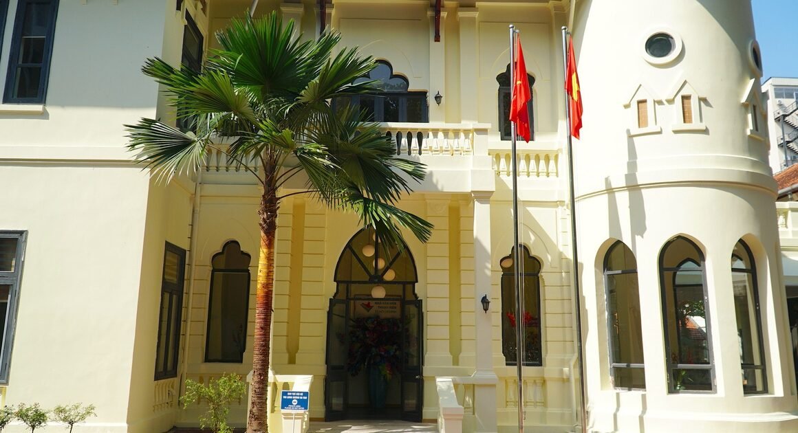 KHÁM PHÁ TRỤ SỞ TẠM ĐẦY PHONG CÁCH CỔ ĐIỂN GIỐNG LÂU ĐÀI, CÔNG TRƯỜNG SỐNG ẢO VÀO MỖI NGÀY CỦA GIỚI TRẺ TP.HCM!