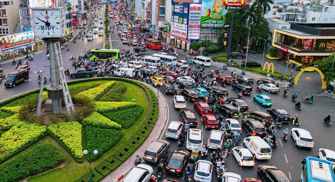 KHÁM PHÁ GIẢI PHÁP ĐỘC ĐÁO ĐANG ĐƯỢC NGHIÊN CỨU ĐỂ ĐIỀU CHỈNH GIAO THÔNG TẠI VÒNG XOAY ĐIỆN BIÊN PHỦ!