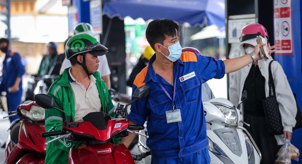 GIÁ DẦU GIẢM MẠNH 15% GIỮA LÚC NĂNG ĐẦU, TRONG KHI GIÁ XĂNG DẦU Ở TRONG NƯỚC LẠI GẶP BIẾN ĐỘNG KHÁC BIỆT TRÊN SAO?