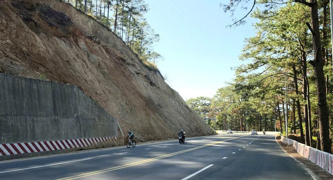 KHÁN GIẢ CẢNH GIÁC VÌ DÙ ĐÈO PREN LÀM VIỆC KHẮC PHỤC SẠT LỞ, NGUY CƠ SỤT LÚN VẪN RẤT NGHIÊM TRỌNG