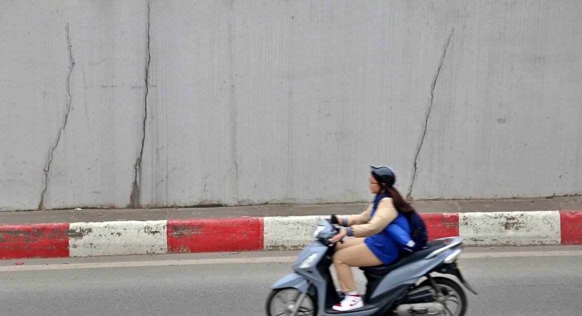 KHÔNG CHỪA, HẦM CHUI TẠI NÚT GIAO LÊ VĂN LƯƠNG ĐANG GẶP VẤN ĐỀ NỨT NỨT ĐỘNG CHẤM!