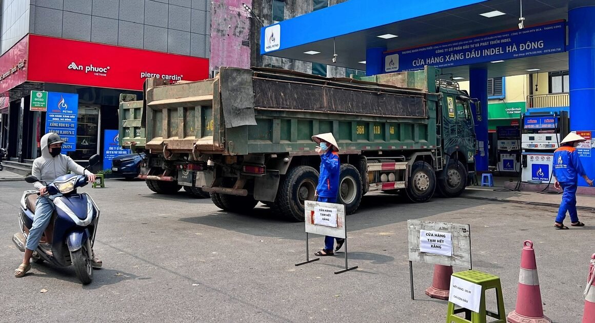 HÀ NỘI ĐỐI MẶT VẤN ĐỀ KHẨN CẤP: CỬA HÀNG XĂNG DẦU PHẢI NGỪNG BÁN VÌ HẾT HÀNG!