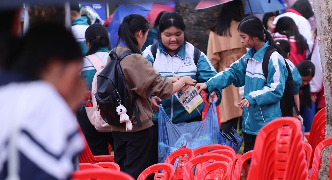 SỰ GĂN KẾT VÀ NỘI LỰC CỦA HỌC SINH TRƯỜNG THPT ĐÔNG HÀ SAU PHIÊN TƯ VẤN BUỔI SÁNG KHIẾN NHIỀU NGƯỜI BẤT NGỜ!