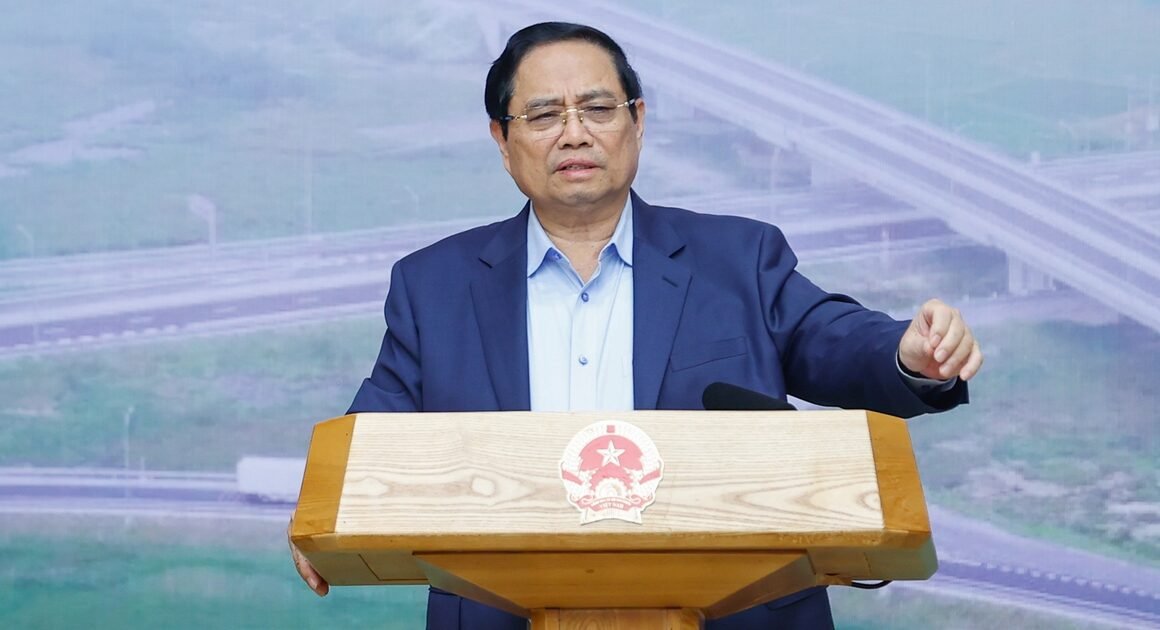 KHÓA ĐẦU CHO DẤU MỐC ĐƯỜNG SẮT TIÊN PHONG GIẢI TỎA GIAO THÔNG ĐỈNH CAO!