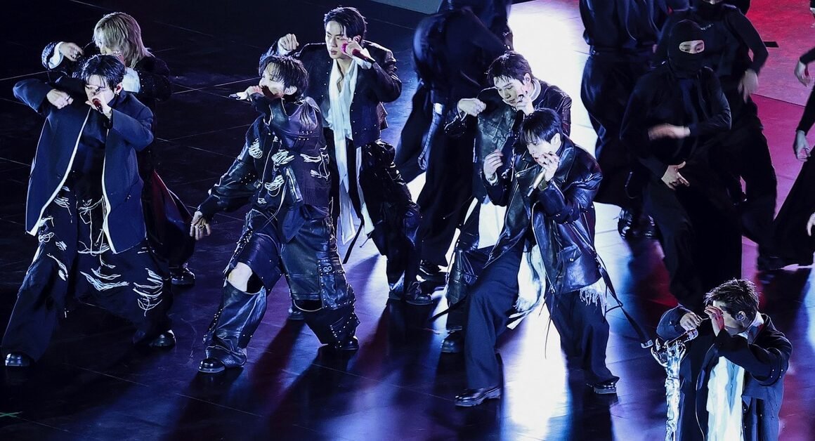 KHÁM PHÁ BÙNG NỔ VÀO LỊCH SỬ VỚI BTS, KẾT HỢP VÀO THỜI TRANG TRUYỀN THỐNG VẠN NGHỊCH CÙNG SỰ THÁCH THỨC XUẤT KHẨU VĂN HÓA ĐẬM CHẤT AVANT-GARDE