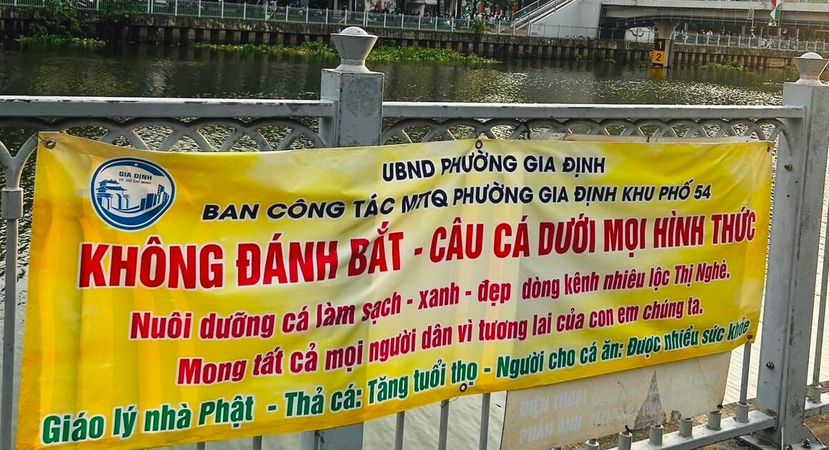 BĂNG RÔN TUYÊN TRUYỀN KHÔNG CÂU CÁ TRÊN KÊNH NHIÊU LỘC – THỊ NGHÈ ĐANG GÂY CHUỘC CHO XÃ HỘI, THẬT GIẢ THÀNH RA SAO?