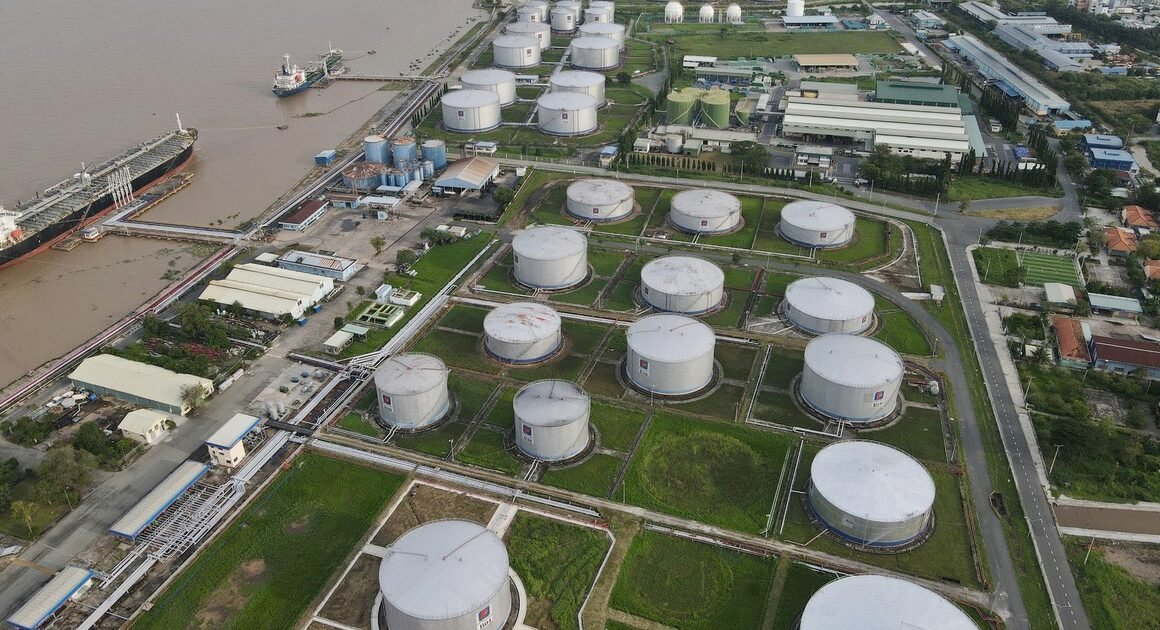 VIỆT NAM NHẬP KHẨU XĂNG DẦU HƠN 500 TRIỆU USD CHỈ TRONG NỬA THÁNG, TĂNG HƠN 41% SỐNG GÌ ĐANG DIỄN RA?