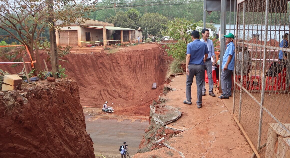 LOẠN LOẠN HẠ CỐT ĐỂ XÂY VÁCH ĐẤT CAO NGUY HIỂM GẦN NHÀ DÂN – AI ĐANG GÂY HAO TỐN AN TOÀN?