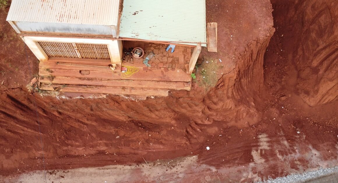 AI ĐANG CHỊU TRÁCH NHIỆM KHI VÁCH ĐẤT DỰNG ĐỨNG SÁT NHÀ DÂN GÂY NGUY HIỂM?