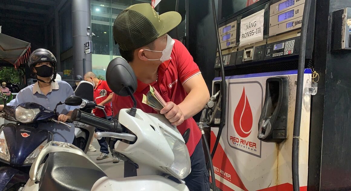 XĂNG DẦU ĐỒNG LOẠT TĂNG MẠNH, CÓ LOẠI GẦN 9.000 ĐỒNG/LÍT, BẠN ĐÃ BIẾT CHƯA?