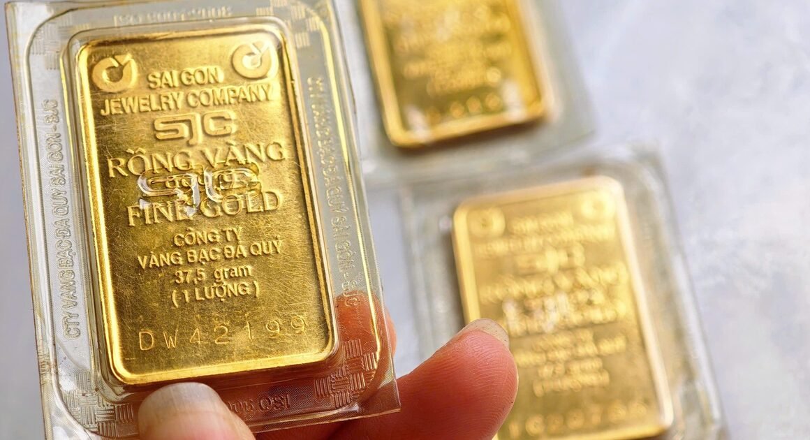 BỊ KẸT NGUỒN CUNG, VÀNG GIÁ CAO KỶ LỤC, DÂN CHỜ CƠ HỘI ‘BẬT’ VÀNG TRONG TỦ!