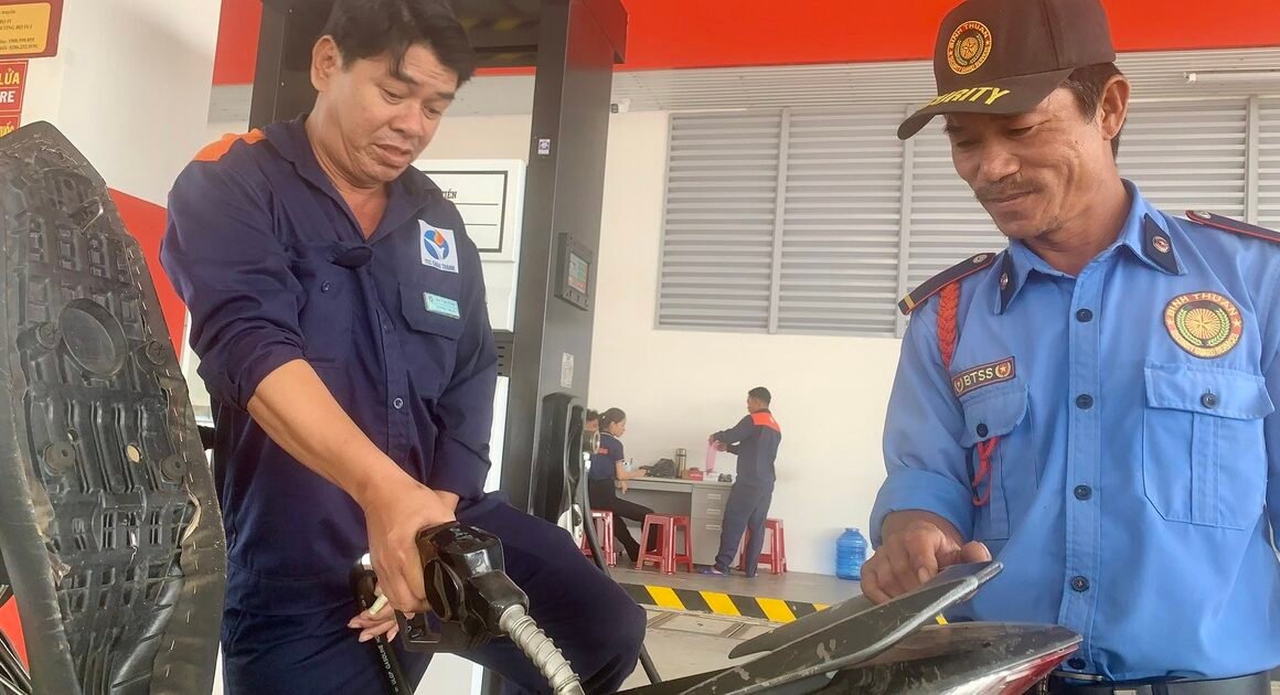 GIÁ XĂNG DẦU GIẢM MẠNH DÙ LIÊN BỘ NGỪNG CHI QUỸ BÌNH ỔN, CÓ ĐIỀU GÌ ĐANG XẢY RA?