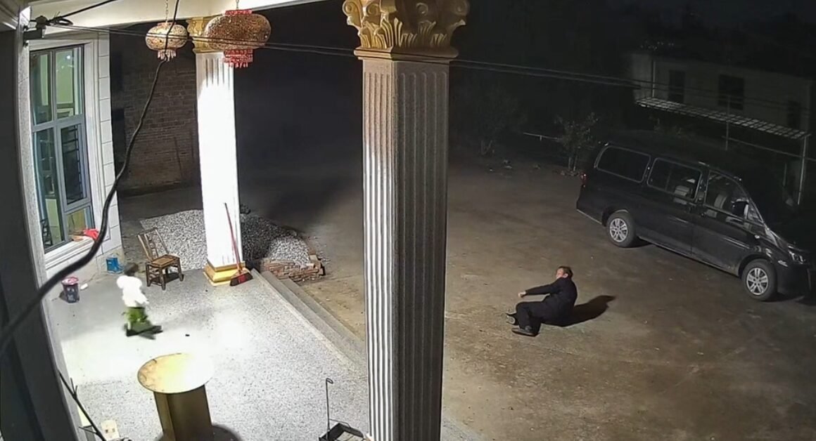 BÉ 17 THÁNG TUỔI VÀO ĐỜI CHƠI NGƯỜI ANH CỨU NGAY KHI NGƯỜI LỚN CHƯA BIẾT GẶP NGUY!