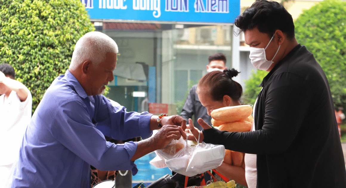 BÁC SĨ VÀCƠM ĐIỀU BAO NHIÊU NĂM SẼ KHIẾN BẠN RƠN LÒNG, CHỈVÌ MỘT NGƯỜI ĐÀN ÔNG KIÊN TRÌ ĐẾN VỚI BỆNH VIỆN HÀNG NGÀY