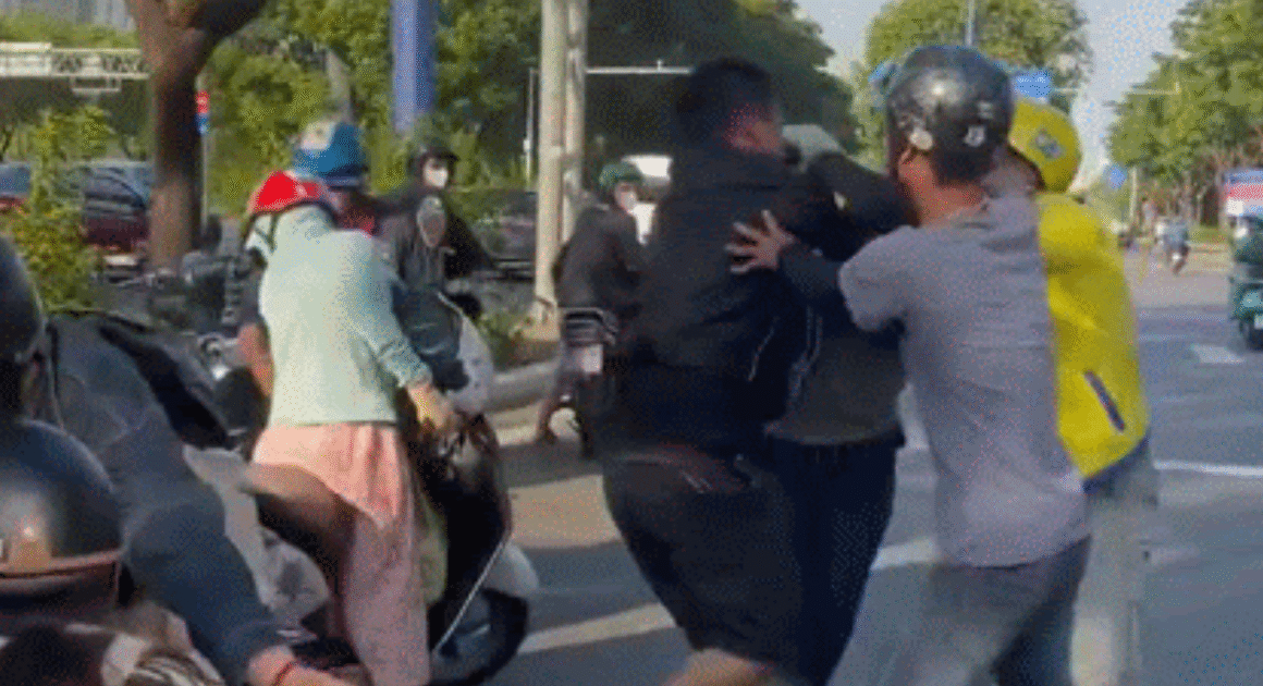 KHÔNG NGỜ CHIẾC XE NHỎ NHẤT CŨNG CÓ THỂ DẪN ĐẾN XUNG ĐỘT NGHIÊM TRỌNG TRÊN ĐƯỜNG!