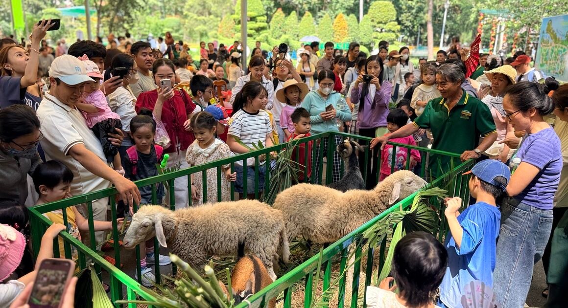 HÀNG TRĂM DU KHÁCH NHÍ KHIẾN NGÀY SINH NHẬT 162 NĂM THẢO CẦM VIỆN SÀI GÒN TRỞ NÊN SỐNG ĐỘNG VỚI DÒNG “IDOL ZOO” ĐẶC BIỆT!