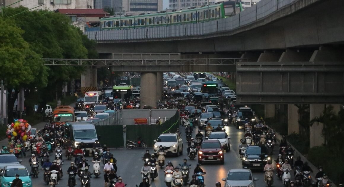 SAU ĐIỂM ĐEN GIAO THÔNG, NGUYỄN TRÃI BỊ ‘LÔ CỐT’ CHẮM CHẮP, BIẾN ĐÈN ĐỎ TRÊN ĐƯỜNG PHỐ!