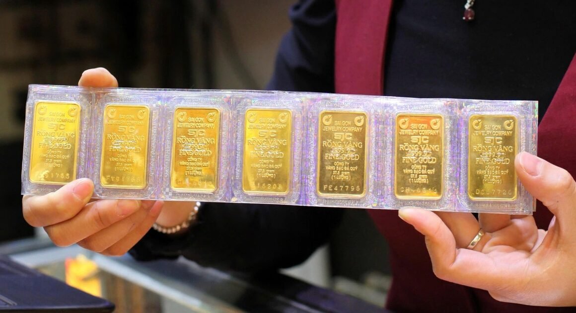 VÀNG SJC BẤT NGỜ GẦN 4 TRIỆU ĐỒNG/LƯỢNG CHỈ SAU HƠN 1 GIỜ MỞ CỬA!