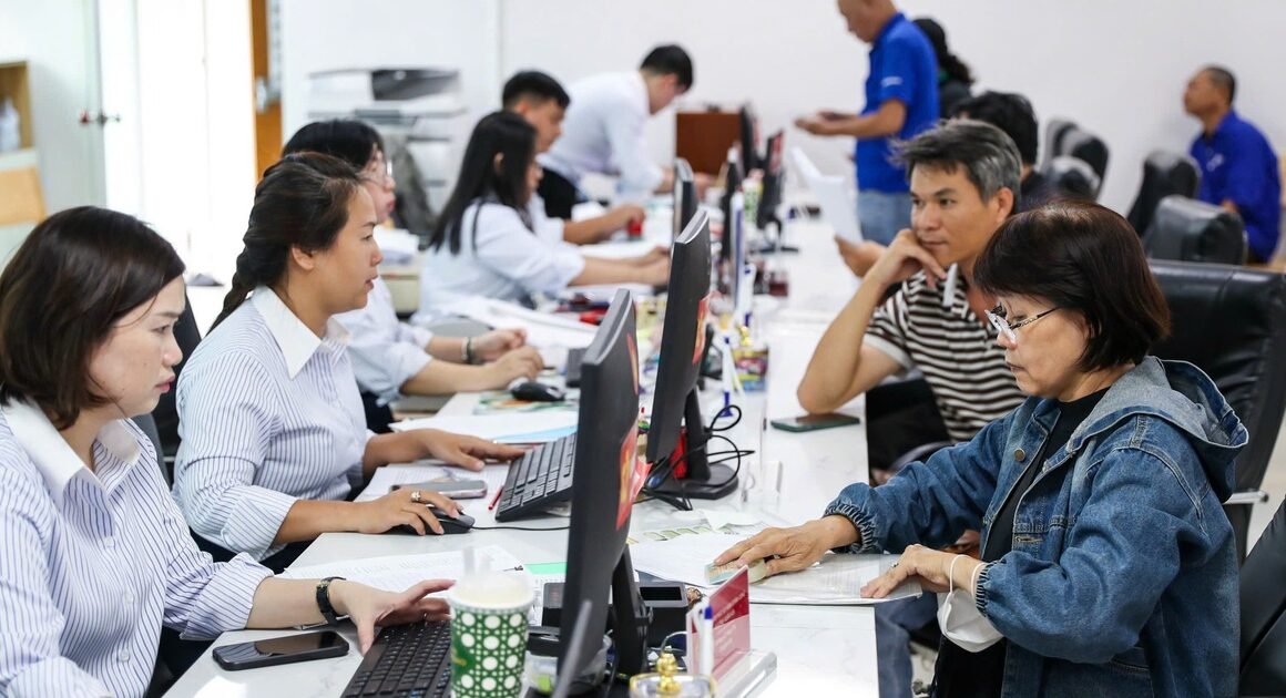 KHÔNG YÊU CẦU NGƯỜI DÂN, DOANH NGHIỆP CUNG CẤP LẠI THÔNG TIN ĐÃ CÓ TRÊN VNEID!