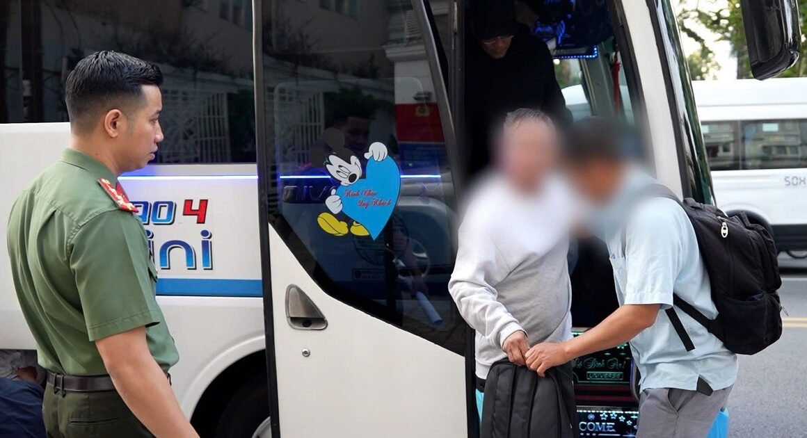 NGƯỜI VIỆT TRỞ VỀ TỪ MỸ SAU KHI BỊ TRỤC XUẤT: CHUYỆN GÌ ĐANG CHỜ ĐÓN?