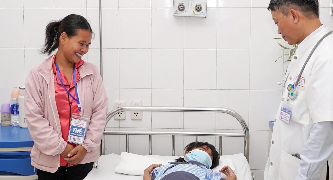 **BÉ GÁI 7 TUỔI Ở HUẾ NGUY KỊCH TỪ NÉT ĐỘC RẮN: Huyết thanh vận chuyển bằng máy bay cứu sống trong phút chốc!**