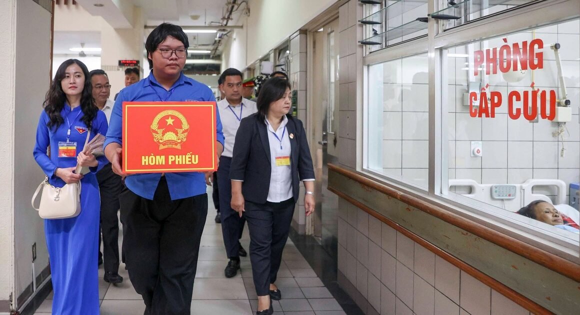 NHỮNG HÌNH ẢNH ĐẸP, XÚC ĐỘNG TRONG NGÀY HỘI BẦU CỬ TOÀN DÂN: KHÁM PHÁ NHỮNG GƯƠNG MẶT ĐẦU TIÊN GÓP PHẦN XÂY DỰNG TƯƠNG LAI QUỐC GIA