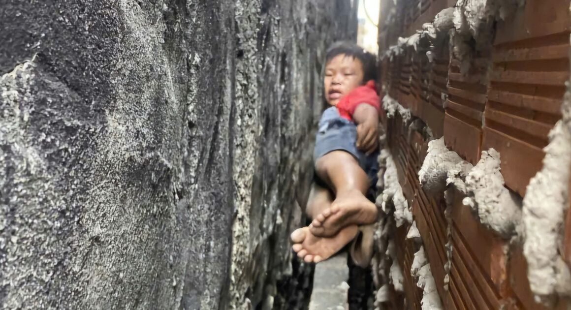bé trai 9 tuổi thoát hiểm nghẹt thở giữa hai bức tường hẹp khi leo mái nhà bắt mèo