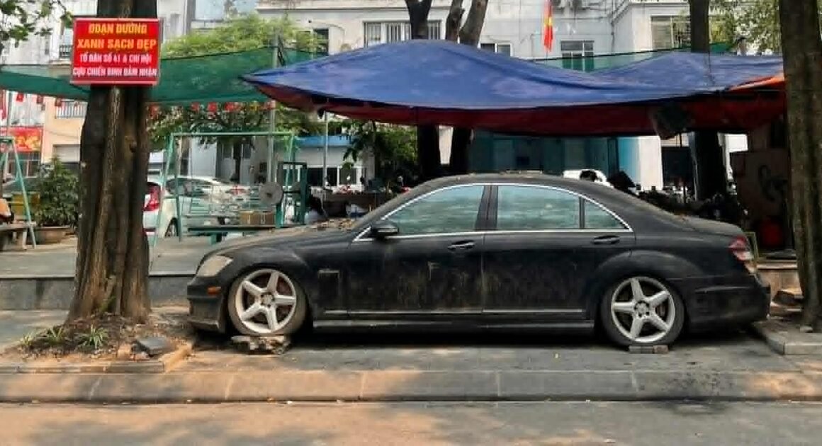 KHÁCH HÀNG KHÁC BIẾT VỀ CHIẾC MERCEDES S63 BỊ BỎ QUÊN 10 NĂM TRÊN VỈA HÈ PHỐ HOÀNG MINH GIÁM LIỆU CÓ ĐƯỢC CẤU HÌNH GÌ SAU HƠN 1 THẬP KỶ?