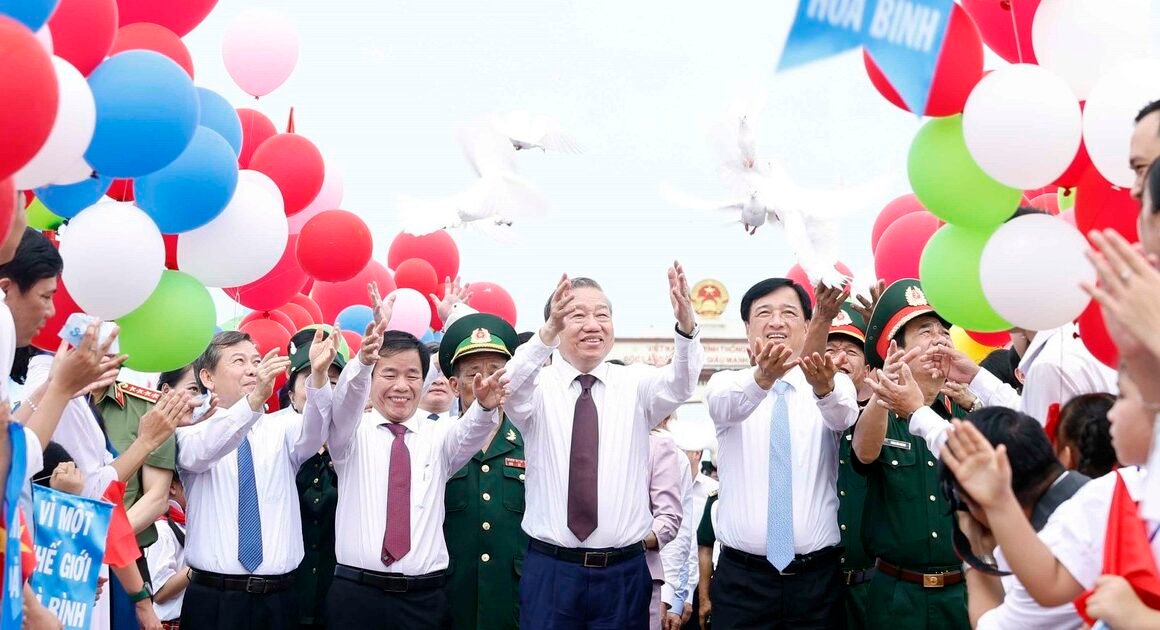KHÔNG GIAN LỊCH SỬ, SỨC MẠNH ĐOÀN KẾT CỦA QUẢNG TRỊ ĐÓN TIẾP TỐT ĐẸP TỔNG BÍ THƯ, CHỦ TỊCH NƯỚC TÔ LÂM ĐẾN DỰ LỄ THƯỢNG CỜ ‘THỐNG NHẤT NON SƠN’