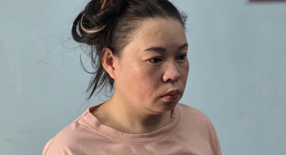 SỰ KIỆN CHỐT NHẤT ĐANG GÂY CHẤN ĐỘNG: MỘT PHỤ NỮ CÙNG CON CHỐNG LẠI NHÂN VIÊN GÁC CHẮN ĐƯỜNG SẮT BẰNG MŨ BẢO HIỂM, GÂY CHO NẠN NHÂN NẬP VIỆN!