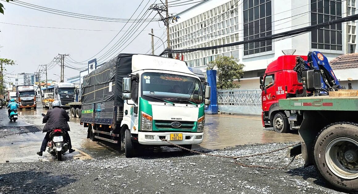 SẮP XẢY RA ĐỘT PHÁ, HÀNH TRÌNH VÀO CẢNG TÂN THUẬN SẼ TRỞ NÊN DỄ DÀNG HƠN NHỜ SỬA CHỮA KHẨN CẤP ĐƯỜNG BẾN NGHÉ VÀ LƯU TRỌNG LƯ!