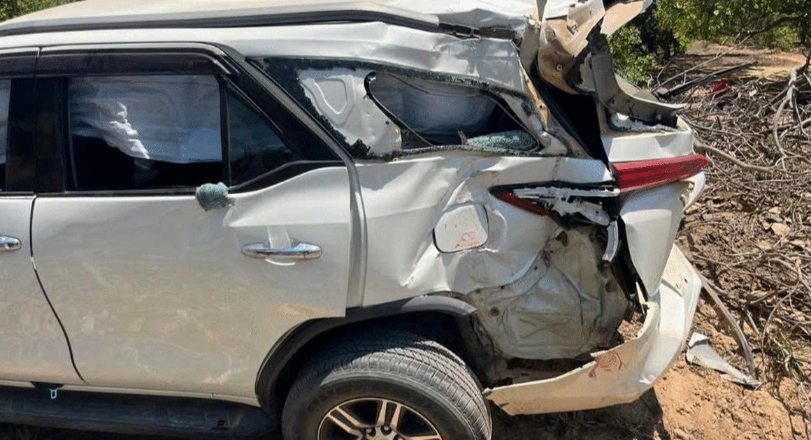 Ô TÔ CHỞ 4 NGƯỜI BĂNG QUA ĐƯỜNG NGANG TỰ MỞ, BẤT NGỜ VA CHẠM TÀU HÀNG GÂY THƯƠNG NẶNG CHO 3 NGƯỜI!