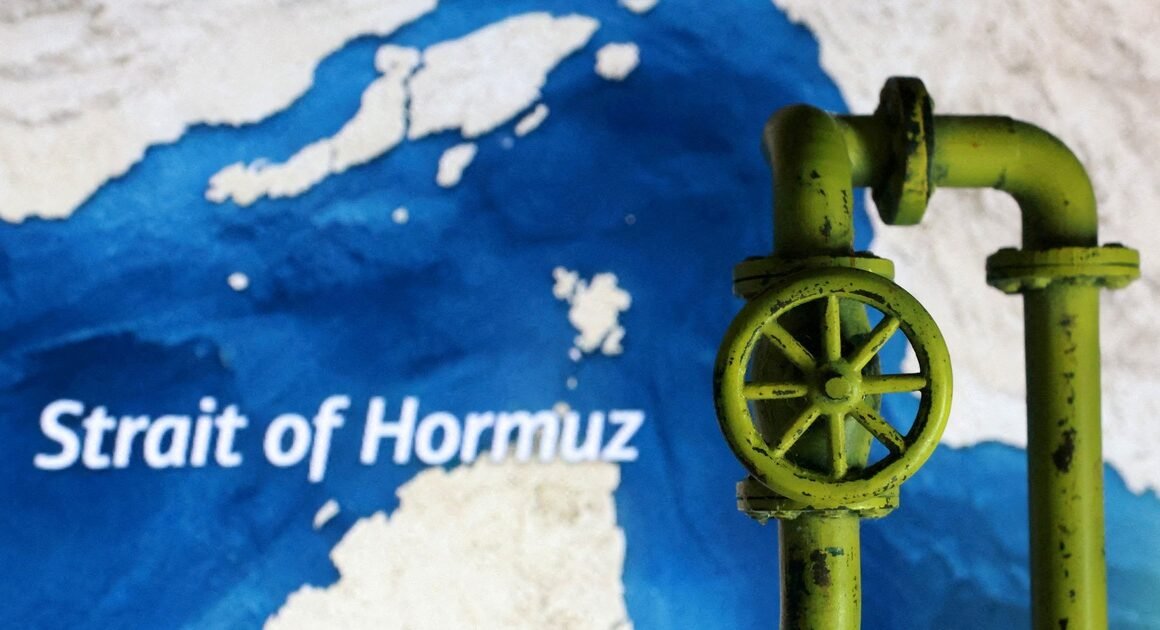 Eo biển Hormuz đứng trước nguy cơ bị phong tỏa ngay lập tức, điều gì đang chờ đợi toàn cầu?