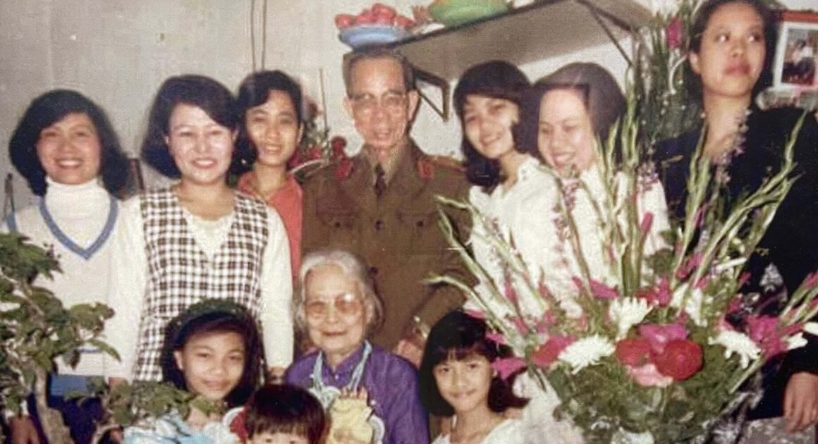 KÝ ỨC VỀ NGÀY GIA ĐÌNH ĐOÀN TỤ NĂM 1975 VẪN SỐNG SÓT TRONG TRÁI TIM BÀ ĐẶNG CHÍNH GIANG