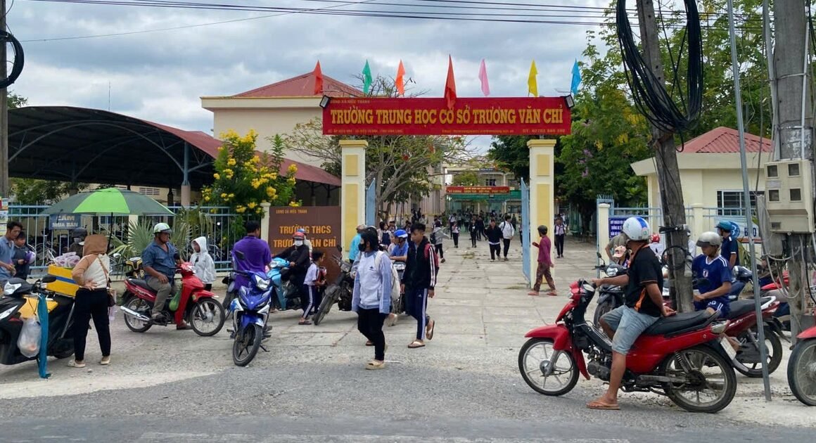 BẤT NGỜ XẢY RA TẠI TRƯỜNG THCS VĨNH LONG, PHỤ HUYNH TỐ GIÁO VIÊN DÁN ĐÁNH HỌC SINH VÉO TAI!