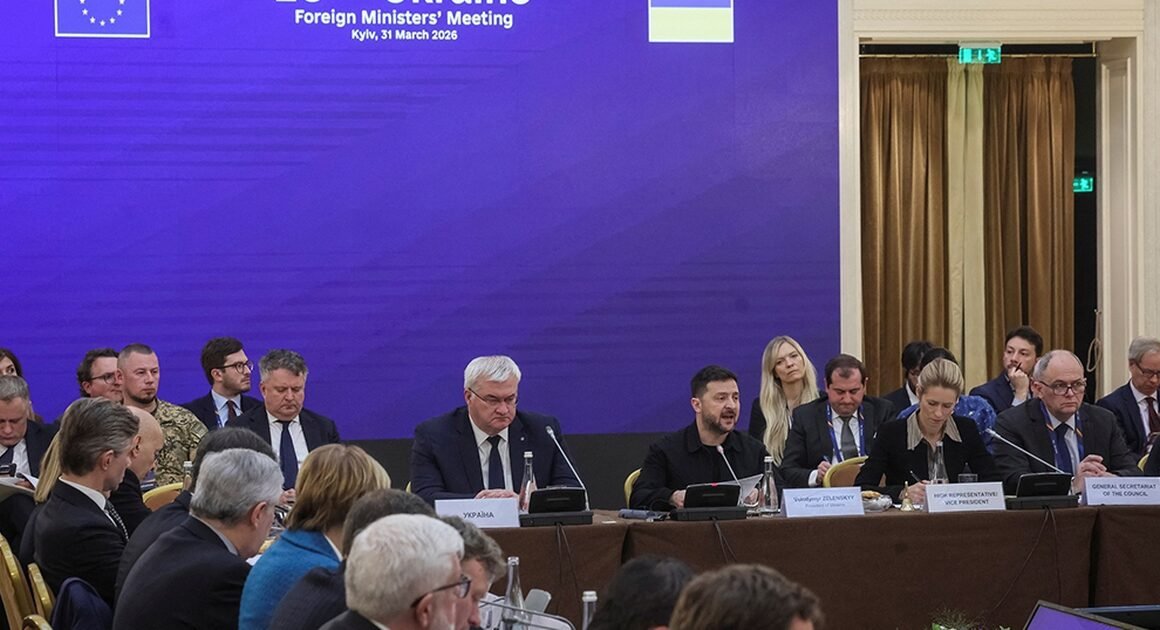 KHÍ CỐ CHIẾN TRANH SẮP NỔ RA TẠI KIEV, UKRAINE HÀNG TĂNG HỖ TRỢ TÀI CHÍNH TỪ EU VÀ MỸ ĐANG RỰC RỠ NỐI ĐUÔI!