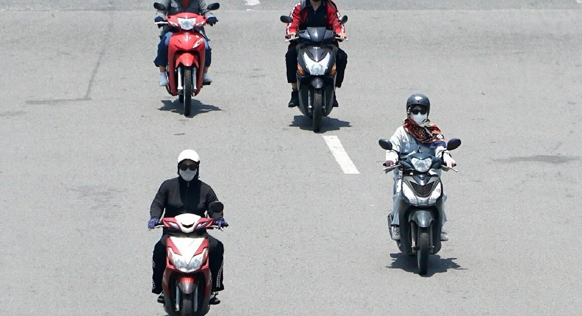 NẮNG NÓNG GẦN 40°C VÀ CẢNH BÁO MƯA GIÔNG, LỐC, SÉT CẬN KỀ!