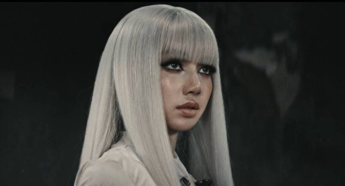 DÂN TÌNH BỐI RỐI TRƯỚC VẺ ĐẸP LỊCH LÃM CỦA LISA TRONG MÀN COMEBACK MỚI NHẤT!