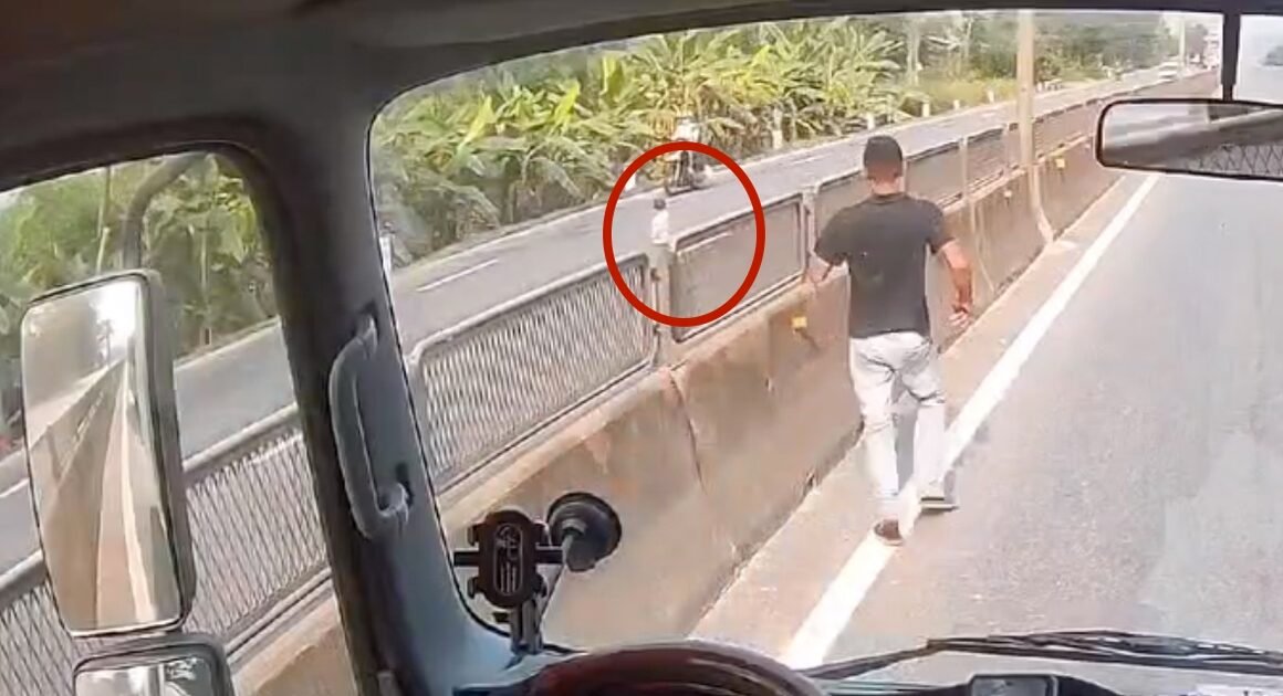 NGƯỜI TÀI XẾ BẤT NGỜ PHẢI NGỪNG XE GIỮA LÊN RẬP ĐƯỜNG ĐỂ CỨU KỊP BÉ GÁI 2 TUỔI BỊ BĂNG QUA QL1 GIỮA CHUYẾN ĐI CÙNG TỐC ĐỘ CAO