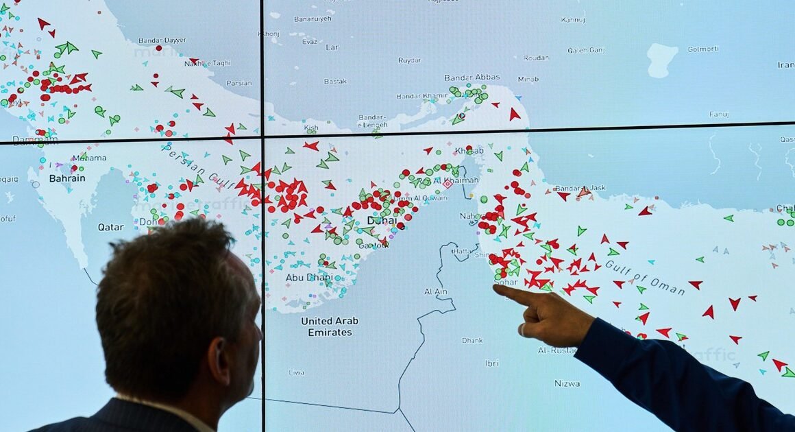 TRUNG ĐÔNG BỊ ĐẨY VÀO NGỊCH THỞ MỚI KHI IRAN MỞ CỬA HOÀN TOÀN EO BIỂN HORMUZ